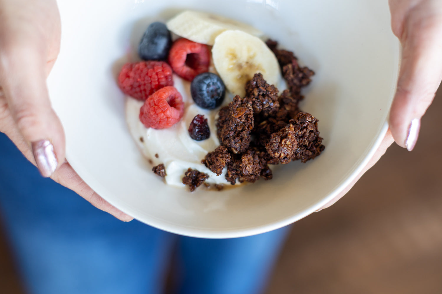 Serving chocolate granola 